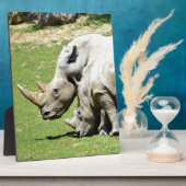 草の中の2匹の白いサイ フォトプラーク (側面)
