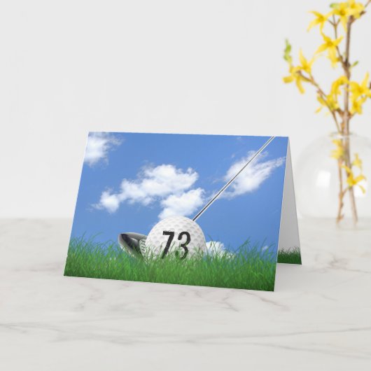 草の中の73歳の誕生日ゴルフボール カード (黄色い花)