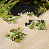 草の中を青い舌のトカゲが這っている ジグソーパズル (側面)