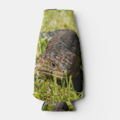 草の中を青い舌のトカゲが這っている ボトルクーラー (正面)