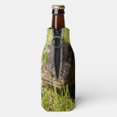 草の中を青い舌のトカゲが這っている ボトルクーラー (ボトル裏面)