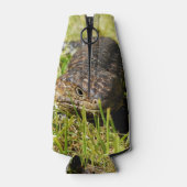 草の中を青い舌のトカゲが這っている ボトルクーラー (裏面)