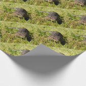 草の中を青い舌のトカゲが這っている ラッピングペーパー (角)