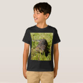 草の中を青い舌のトカゲが這っている Tシャツ (正面フル)