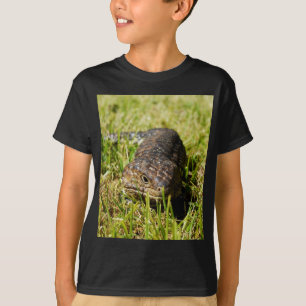 草の中を青い舌のトカゲが這っている Tシャツ