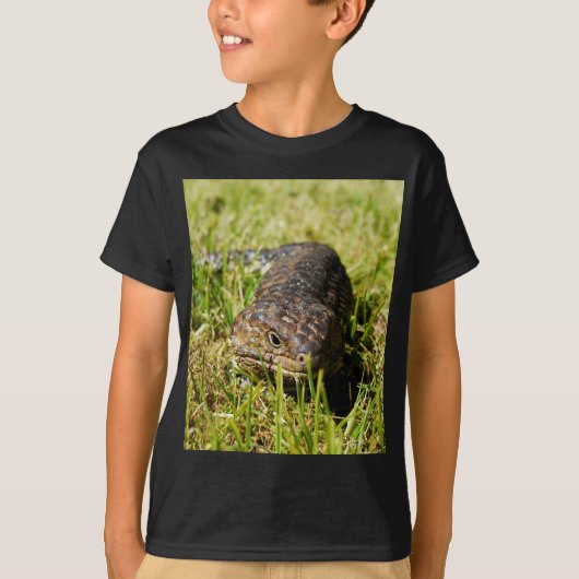 草の中を青い舌のトカゲが這っている Tシャツ (正面)