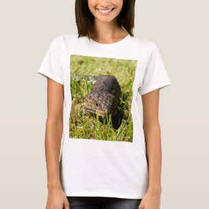 草の中を青い舌のトカゲが這っている Tシャツ