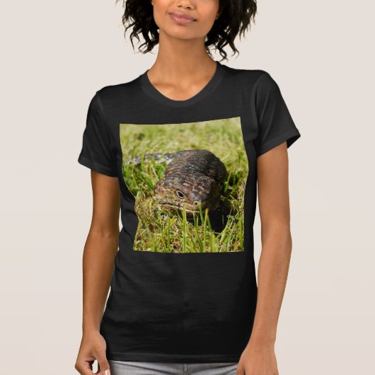 草の中を青い舌のトカゲが這っている Tシャツ (正面)