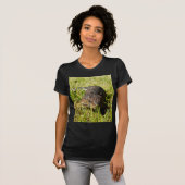 草の中を青い舌のトカゲが這っている Tシャツ (正面フル)