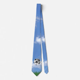 草の入った網の中のサッカーボール ネクタイ