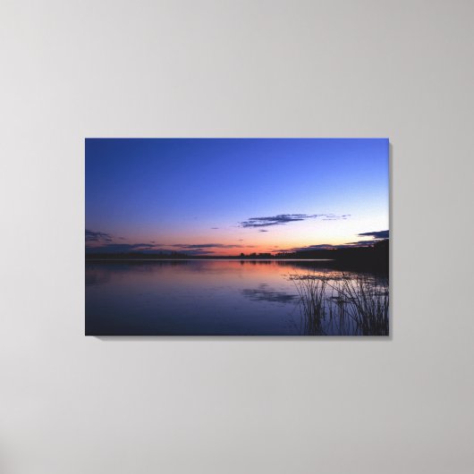 草の生えたワバムン湖の夕日 キャンバスプリント (正面)