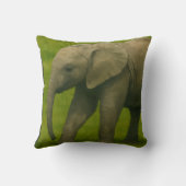 草の生えた保護者付きの若い象 クッション (裏面)