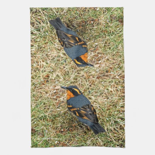 草の素晴らし中で多様なツグミの鳴き鳥 キッチンタオル (縦)