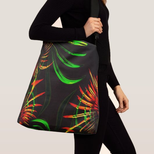 草の葉花びらと彫り物？ クロスボディバッグ (クローズアップ)