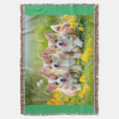 草の遊中のコルギー スローブランケット (正面縦)