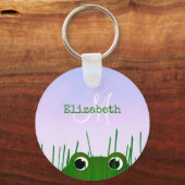 草の間から覗く可愛い漫画パーソナライズされたカエル キーホルダー (正面)