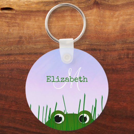 草の間から覗く可愛い漫画パーソナライズされたカエル キーホルダー (正面)