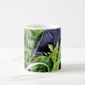 草の黒いスラグ コーヒーマグカップ (中央)