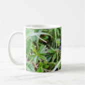 草の黒いスラグ コーヒーマグカップ (左)