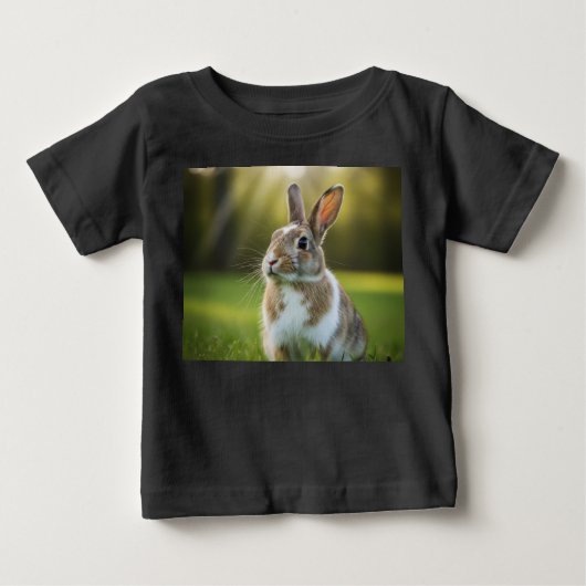 草むらで探検する小さな冒険家 ベビーTシャツ (正面)