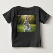 草むらで探検する小さな冒険家 ベビーTシャツ (裏面)