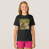草むらにいるチーターの子と親 Tシャツ (正面フル)