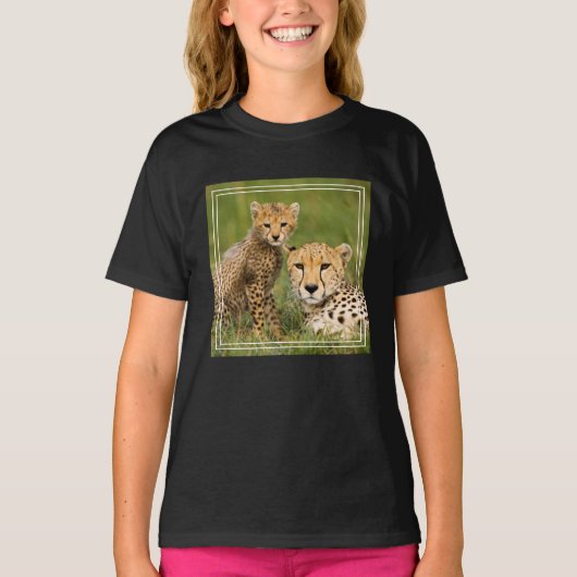 草むらにいるチーターの子と親 Tシャツ (正面)
