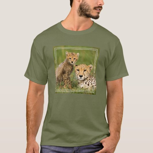 草むらにいるチーターの子と親 Tシャツ (正面)
