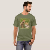 草むらにいるチーターの子と親 Tシャツ (正面フル)