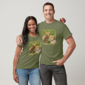 草むらにいるチーターの子と親 Tシャツ (ユニセックス)