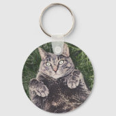 草むらに横たわる猫 キーホルダー (正面)