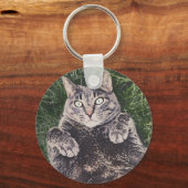 草むらに横たわる猫 キーホルダー (裏面)
