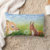 草やリスの中に横たわる子鹿 ランバークッション (ブランケット)