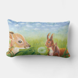 草やリスの中に横たわる子鹿 ランバークッション