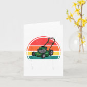 草刈り呼ばれてるよ 笑える芝刈り機の幼児 カード (黄色い花)