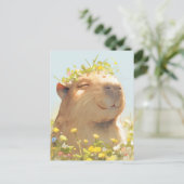 草原で緑の野の花の冠をかぶったカピバラ ポストカード (スタンド正面)