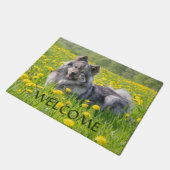 草原で花を咲かせるかわいいユーラシア犬 ドアマット (アングル)