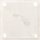 草原で飛行している短い耳のフクロウ ガラスコースター (裏面)