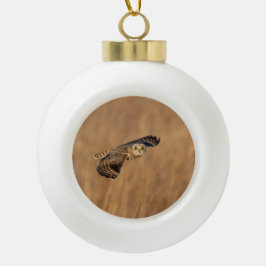 草原で飛行している短い耳のフクロウ セラミックボールオーナメント