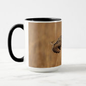 草原で飛行している短い耳のフクロウ マグカップ (左)