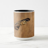 草原で飛行している短い耳のフクロウ マグカップ (中央)