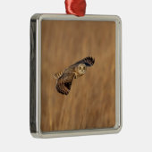 草原で飛行している短い耳のフクロウ メタルオーナメント (右)