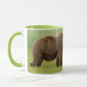 草原に子牛がいるアラスカのブラウンベア マグカップ (左)