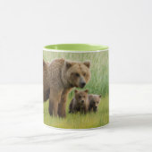 草原に子牛がいるアラスカのブラウンベア マグカップ (中央)