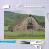 草原に強く立っている大きな納屋 薄葉紙 (クラフト)