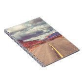 草原の国の道。人けのない自然の旅 ノートブック (右側)