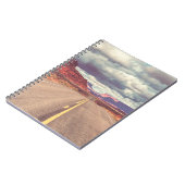 草原の国の道。人けのない自然の旅 ノートブック (左側)