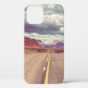草原の国の道。人けのない自然の旅 iPhone 12ケース