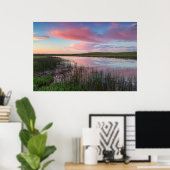 草原の池が日の出の鮮やかな雲を反射 ポスター (ホームオフィス)