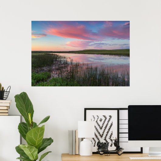 草原の池が日の出の鮮やかな雲を反射 ポスター (ホームオフィス)